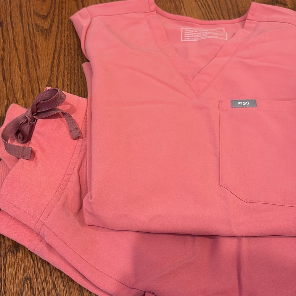 Figs pink scrub set